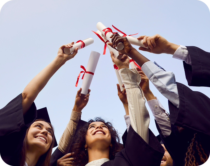 خريجون يحملون شهاداتهم